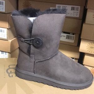 Ugg Women Bailey button  size 6